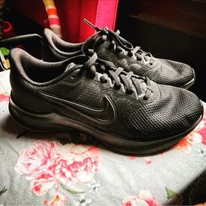 Woman's Nike Athletic Shoes 8.5